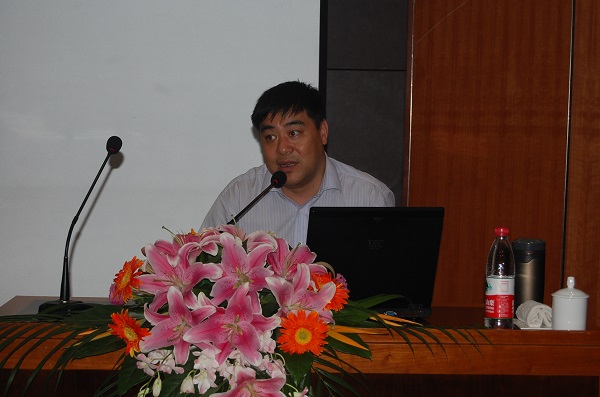 图为杭州市委党校高国航老师正在讲课